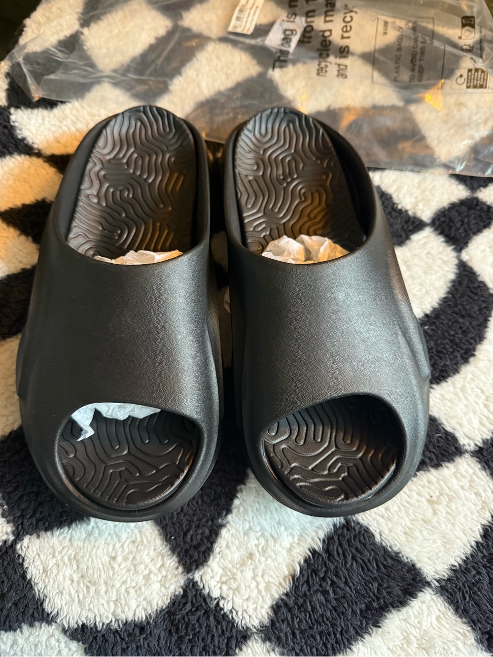 PrettyLittleThing Black Slide Sandals